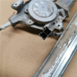 ELEVALUNAS ELECTRICO DCHO.