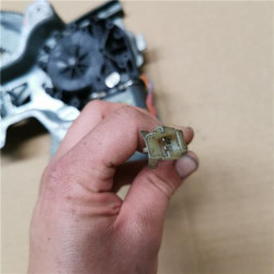 ELEVALUNAS ELECTRICO DCHO.