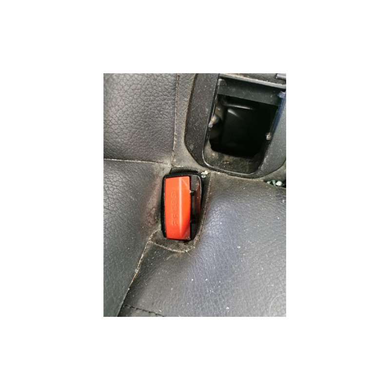 ANCLAJE CINTURON TRA. IZDO.