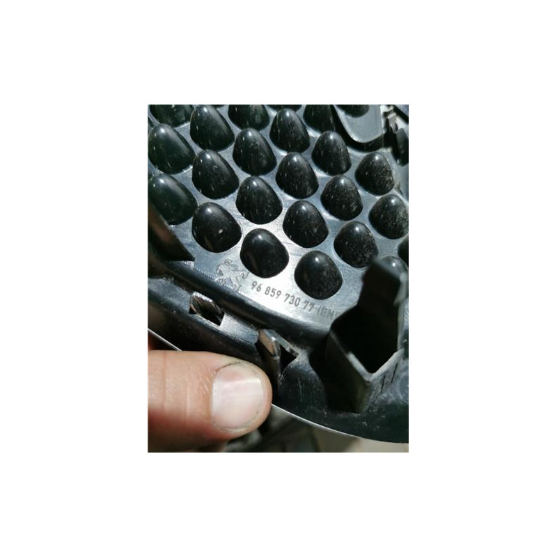 REJILLA PARAGOLPES DEL.