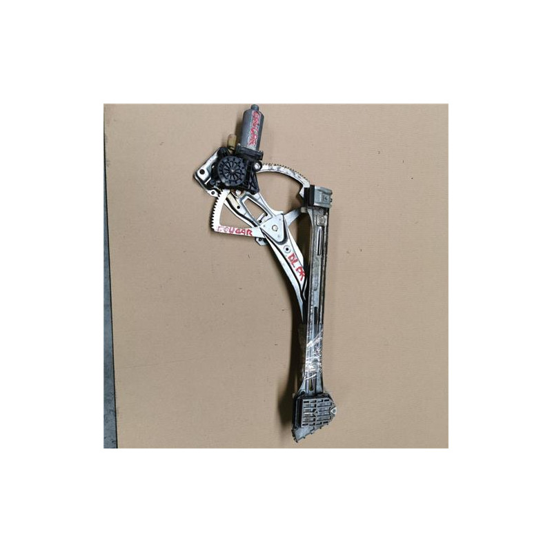 ELEVALUNAS ELECTRICO DCHO.