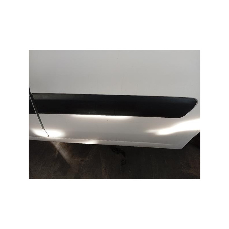 MOLDURA ALETA TRA. IZDA.