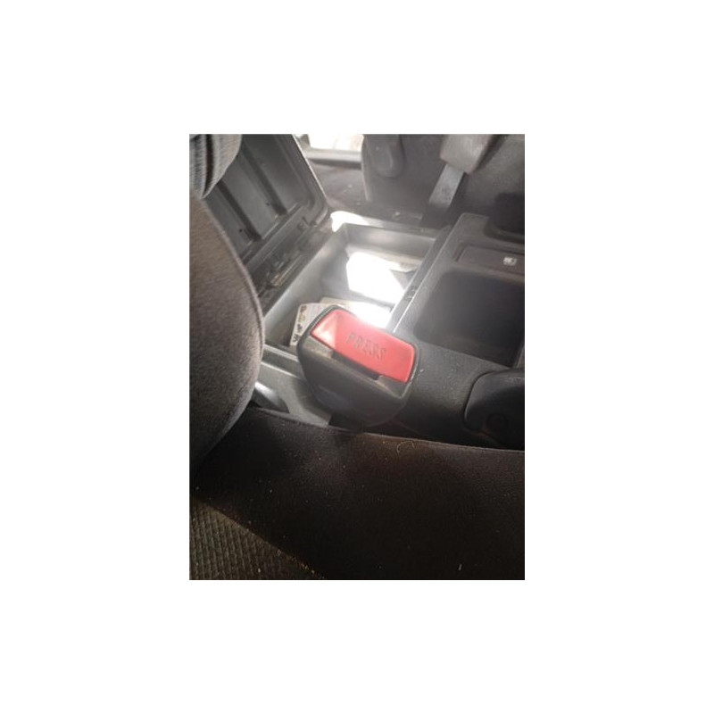 ANCLAJE CINTURON DEL. DCHO.