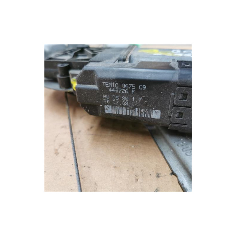 ELEVALUNAS ELECTRICO DEL. DCHO.